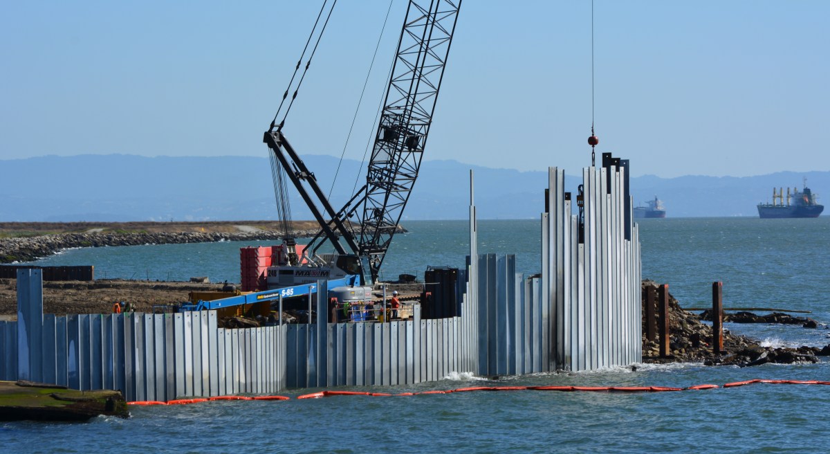 Shoreline contamination barrier under construction at NW tip of Alameda&nbsp;Point